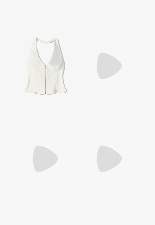 Weißes Haltertop mit tiefem V-Ausschnitt, Reißverschluss vorne und gewelltem Saum. Hergestellt aus einem glatten Textil mit minimalen Designdetails.; Schwarze weit geschnittene Hose mit hoher Taille, Falten und Gürtelschlaufen. Hergestellt aus einem glatten Stoff, mit einer taillierten Silhouette und klaren Linien.; Schwarze Lackleder-Slingback-Schuhe mit spitzem Zehenbereich, verstellbarem Knöchelriemen und niedrigem Blockabsatz. Glatte, glänzende Textur mit minimalistischer Gestaltung.; Schwarze Plastiksonnenbrille mit grünen Gläsern, quadratischen Rahmen, silbernem Akzent auf der Augenbraue und strukturierten Bügeln. Angegebene Marke auf dem inneren Bügel.; Schwarze synthetische Handtasche mit geschwungener Form, silberner Kettenriemen, Reißverschlussverschluss und eingeprägtem Markenlogo auf der Vorderseite. Glatte Textur.