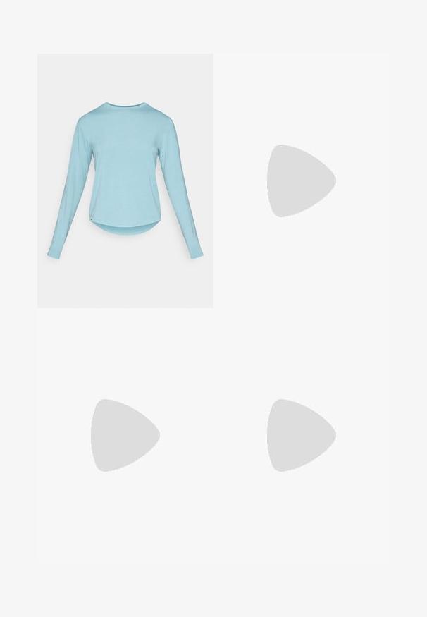 Vaaleansininen pitkähihainen pyöreäkauluksinen paita, jossa on hieman kaareva helma, esitetty litteänä valkoista taustaa vasten.; Korkeavyötäröiset, istuvat shortsit pehmeästä, joustavasta kankaasta hillityssä ruskeassa värissä. Varustettu litteillä saumoilla ja sivutaskuilla.; Valkoiset urheilukengät, joissa on tekstuuripinta, nauhakiristys ja pehmustettu pohja, jonka muotoilu on aaltoileva. Huomaamaton brändäys sivulla.; Läpinäkyvät turvalasit, joissa on kevyt, läpinäkyvä kehys ja harmaat yksityiskohdat. Varustettu ympäröivällä muotoilulla ja säädettävällä nenätyynyllä.