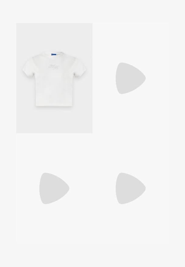Weißes Baumwoll-T-Shirt mit kurzen Ärmeln und rundem Halsausschnitt. Auf der Vorderseite mit "HUGO" in Strasssteinen verziert. Schlichtes, lässiges Design.; Schwarzer Wickelrock mit glatter Textur, der ein rotes Logoetikett und einen silbernen Hardware-Akzent aufweist. Einfaches Design mit klaren Linien.; Schwarze Lederloafer mit einer klobigen Plateausohle. Abgerundete Spitze, Nahtdetail auf der Vorderseite und dezente Nähte. Flache, strukturierte Außensohle.; Schwarze Lederhandtasche mit einem strukturierten Design, das eine verkürzte Form, einen oberen Griff und goldfarbene Hardware-Details aufweist. Verstellbarer Schulterriemen ist enthalten.