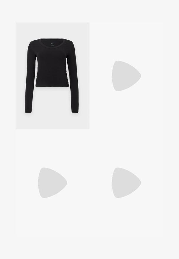 Langærmet, cropped t-shirt i ensfarvet sort bomuld. Har en rund halsudskæring og let sideflæse for et tætsiddende look.; Bordeaux atletiske shorts med en glat tekstur, der har en bred talje og en subtil logo detalje nær kanten. Designet er i midt-lår længde.; Sorte Nike Air Force 1 sneakers med en glat læderoverdel, hvid logoaccent, perforeret tå og struktureret gummisål.; Sort snorepose med et stort hvidt Nike-logo. Lavet af letvægtsstof med en glat tekstur og afrundet form.