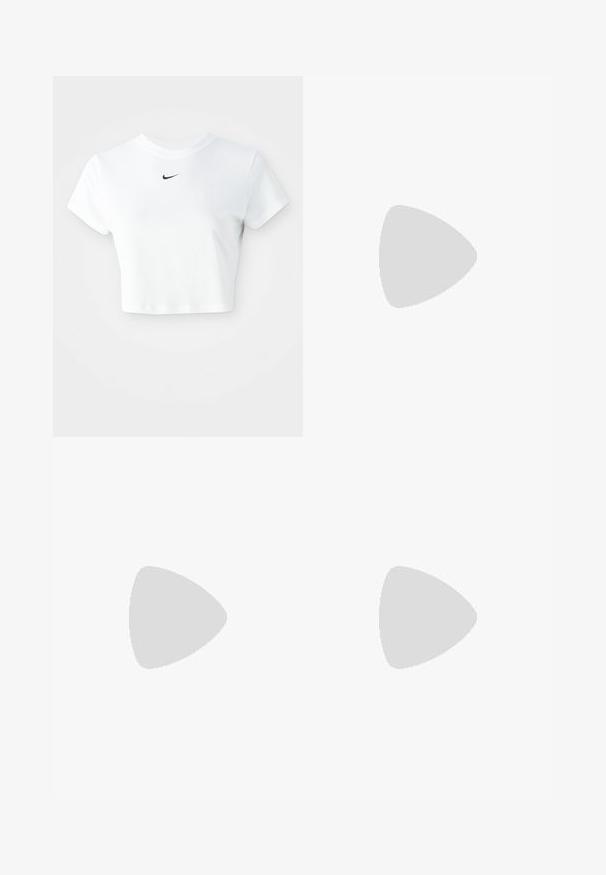 Biała krótka koszulka z bawełny, z krótkimi rękawami i okrągłym dekoltem, z czarnym logo Nike na piersi.; Granatowe legginsy wykonane z elastycznego materiału, z wysokim stanem, gładką teksturą i pełnej długości, bez wzorów ani elementów metalowych.; Białe buty sportowe z teksturowanym cholewką, regulowanym paskiem na rzep, zaokrąglonym noskiem oraz masywną podeszwą z wyraźnym wzorem bieżnika.; Złoty pierścionek z gładką, zaokrągloną obrączką, ozdobiony pięcioma akcentami w kształcie gwiazd, z których każda jest zdobiona kolorowymi kamieniami szlachetnymi w odcieniach różu, zieleni i niebieskiego.