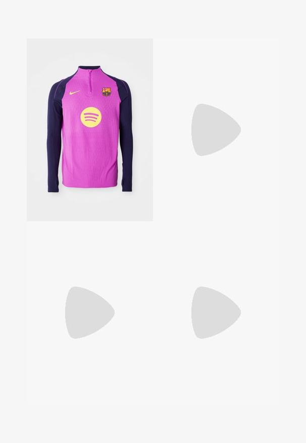 Lila langärmliges Sportoberteil mit navyfarbenen Ärmeln, Reißverschluss-Ausschnitt, geripptem Textur, Vereinswappen des FC Barcelona und kreisförmigem gelben Spotify-Logo.; Grüne Baumwollshorts mit elastischem Bund und verstellbarem Kordelzug. Verfügt über Seitentaschen und einen lockeren Schnitt. Glatte Textur.; Grauer Sportschuh mit einem Obermaterial aus Mesh und Wildleder, weißen Akzenten, einer gepolsterten Sohle und einem charakteristischen Design mit reflektierenden Elementen.; Dreischichtige Halskette aus Silbermetall mit schlanken, flexiblen Ketten mit leichtem Glanz, gesichert mit einem Karabinerverschluss und verstellbarer Kette.