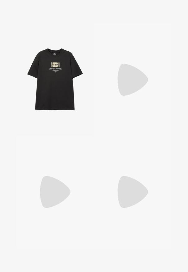 T-shirt nera oversize in cotone, con una stampa grafica della Gioconda e testo sottostante in bianco, scollo rotondo e maniche corte.; Pantaloni corti in cotone grigio chiaro con vita elasticizzata e cordino. Presentano una vestibilità ampia e un design semplice, senza ulteriori motivi o accenti.; Mocassini in pelle nera con punta arrotondata, dettagli cuciti, tacco piccolo e un dettaglio in metallo dorato sulla cinghia. Texture liscia in tutto.; Occhiali da sole con montatura quadrata in plastica color crema e lenti gradientate marroni. Presentano tempie lisce e dritte.