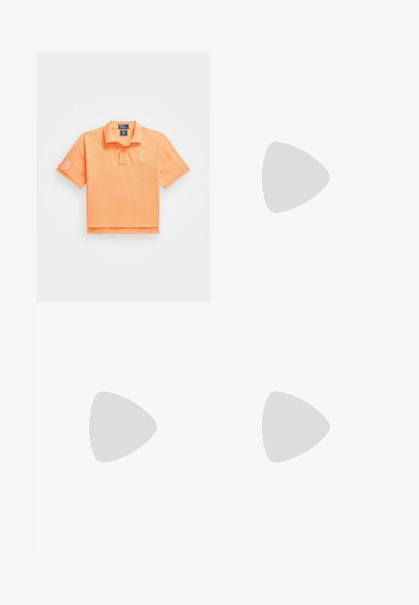 Polo majica s kratkimi rokavi v svetlo oranžni barvi iz bombaža, z dvema gumboma in majhnim vezenim logotipom na levem prsnem delu.; Victoria Beckham RELAXED TROUSER - Hlačami s stranskimi žepi - tobacco; Črne patentne usnjene sandalete s špicastim nosom, dvema trakovoma, zlatimi okroglimi detajli in nizko blokasto peto.; Črna usnjena torba s dolgimi ročaji, teksturirana površina, zlat pribor in bordo oznaka. Prostorna zasnova z odprtim vrhom.