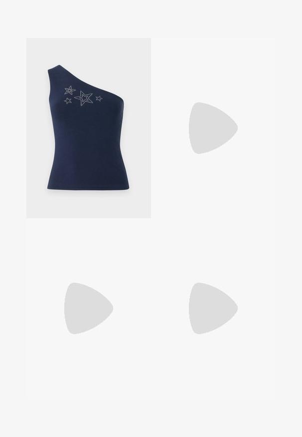 Top de un hombro en azul marino, hecho de tejido suave, con diseños de estrellas plateadas acentuados con strass en la parte delantera.; Falda de tablas azul marino con cintura alta y textura suave, presenta pliegues en forma de cuchillo y un diseño minimalista. Llevada con tacones blancos.; Zapatilla de cuero blanco con caja de dedos perforada, suela texturizada y cordones blancos, combinada con pantalones rojos amplios y un fondo azul y amarillo.; Bolso de mano beige hecho de material suave, con un diseño holgado, detalles cosidos y dos asas. Adecuado para uso diario.