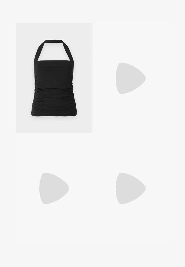 Abercrombie & Fitch BARE HALTER PORTRAIT - Topper - black; Sorte bomullshorts med knytebelte i livet, folder foran og sidelommer. Glatt tekstur og uformelt design.; Sorte hælede sandaler med tynde stropper, åbent tådesign og en lille, udvidet hæl. Materialet ser glat og strålende ud.; Svart faux skinn-håndveske med krokodilletekstur, strammet topp og en rynket stropp. Ser myk og kompakt ut i designen.