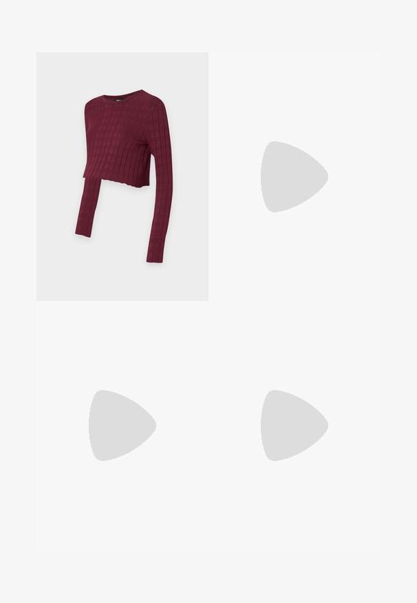 Top lung cu mâneci lungi scurt burgund, cu o textură ribbed. Guler rotund și stil care se potrivește, având mâneci prelungite. Material moale și elastic.; Fustă tricotată neagră cu nervuri verticale, talie ajustată și o fanta laterală cu un accent decorativ de aur pe margine.; Adidași albi din material sintetic neted, cu vârf rotunjit, design cu șireturi, talpă plată și detalii perforate subtile.; Genți negre cu o formă structurată, textură netedă și un închizător metalic. Asortată cu pantaloni negri largi și sandale cu vârf deschis pe un podea din lemn.