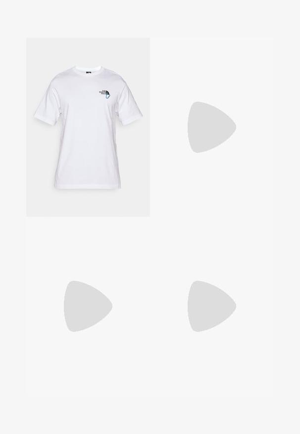 The North Face EXPLORE CARABINER RELAXED TEE UNISEX - T-shirts med print - white; Lys blå denimshorts med høy midje, fem-lomme-design og kontraststing. Kantedeermer og metallknappelukking.; Hvite joggesko med svarte detaljer og grønn demping. Har en teksturert overdel, snøring og synlig merkevarelogo.; The North Face PACK UNISEX - Rumpetaske - black/asphalt grey