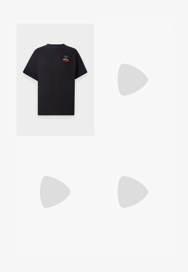 Camiseta de algodón negra de manga corta, con un diseño del logo de Adidas en verde y rojo en el pecho. Corte simple y relajado.; Pantalones cortos de algodón negros con una cinturilla elástica, que cuentan con bolsillos laterales y costuras decorativas. La tela tiene una textura suave y mate.; Zapatillas en blanco y negro con parte superior de ante y cuero, que presentan tres franjas blancas, una puntera perforada y una suela de goma.; Bolso cruzado de tela negra con cierre de cremallera, que presenta un logo blanco de Adidas y una correa ajustable a rayas para un fácil transporte.