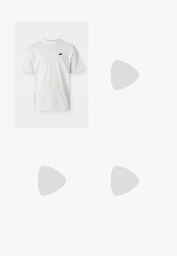 T-shirt blanc à manches courtes avec un petit logo triangulaire noir contenant "acg" sur la poitrine gauche, fond uni.; Pantalons cargo noirs en tissu durable, comportant deux poches latérales, une fermeture à bouton et des ourlets ajustables pour un look décontracté et ample.; Chaussure de sport argentée avec une surface lisse et brillante, logo blanc sur le côté, lacets gris texturés et semelle en caoutchouc gomme.; Personne portant un pantalon noir et des baskets argentées, tenant par les poignées un sac de sport bleu The North Face, sur un sol vert.