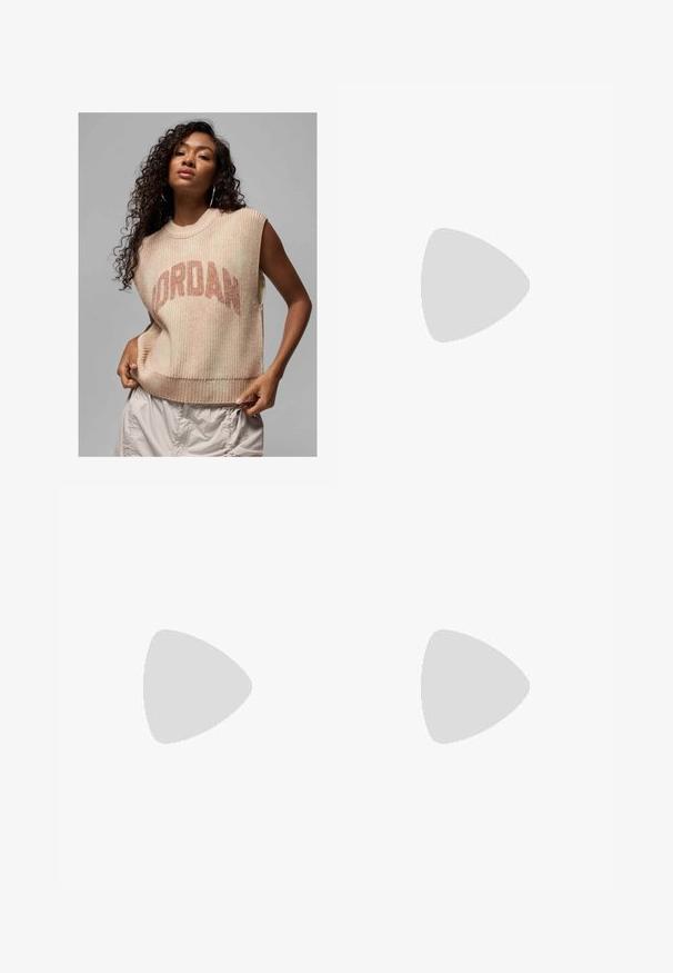 Gai smilškrāsas musu bez piedurknēm džemperis ar ribotu tekstūru, ar izteiktu "JORDAN" logo tumšāk smilškrāsā. Ikdienas dizains ar brīvu piegriezumu.; Brūna kokvilnas bikses ar taisnu kāju dizainu, ar gludu priekšpusi un jostas cilpām. Gluda tekstūra, nav redzamu rakstu vai akcentu.; Rūsas krāsas ribotas bikses ar sānu šķeltnēm, apģērbtas ar baltajiem un brūnajiem sporta apaviem, demonstrējot kontrastējošas krāsas un tekstūras.; Melnas ādas rokassoma ar izliekta formu, noņemamu siksnu un zelta aksesuāriem. Somai ir vāciņš ar sprādzes detaļu.; Spīdīga bežīga aproce, izgatavota no gludas sveķu materiāla. Apaļa forma ar vienmērīgu virsmu un nelielu zelta logotipu iekšpusē.