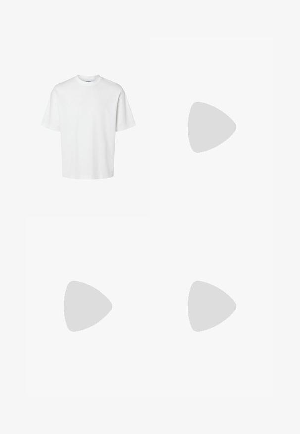 Biele bavlnené tričko s krátkymi rukávmi, okrúhlym výstrihom a voľným strihom. Hladká textura bez viditeľných vzorov alebo akcentov.; Hnedé cargo nohavice vyrobené z pevného bavlneného materiálu, s bočnými vreckami, voľným strihom a rovnými nohavicami s viditeľnými švovými detailmi.; Červené zamatové tenisky s bielymi akcentmi, s textúrovaným materiálom, okrúhlou špičkou a zlatým logom na boku, obuté s čiernymi nohavicami.; Päť strieborných prsteňov: jeden s čiernym kruhovým detailom, jeden s bielo-čiernym geometrickým vzorom a ďalšie s rôznymi tvarmi a povrchovými úpravami.