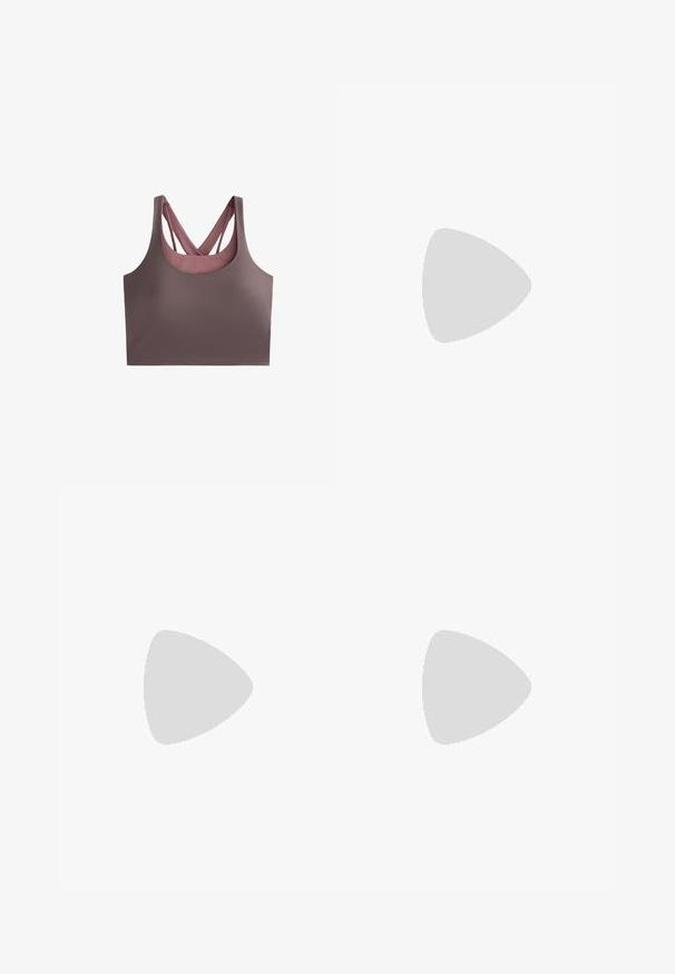 Top bra in una tonalità mauve, con un design a racerback e spalline incrociate. Realizzato in un tessuto morbido e elasticizzato. Forma minimalista e finitura senza cuciture.; Pantaloni sportivi viola a vita alta, realizzati in tessuto elasticizzato, con una texture liscia e un design aderente, che arrivano a metà coscia.; Scarpe sportive con tomaia in pelle bianca, punta in suede grigia e tre strisce nere. Presentano un logo blu sulla linguetta e una suola in gomma testurizzata.; Borsa duffel tan con due manici in tessuto, texture liscia, chiusura con zip, forma ovale e un logo in rilievo discreto su un lato.