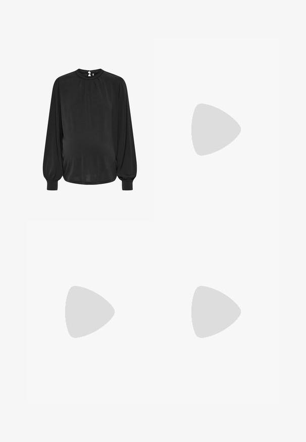 Schwarze langärmelige Bluse mit hohem Kragen, plissiertem Vorderteil und elastischen Bündchen, mit einem Schlüssellochverschluss am Rücken. Glatter Stoff.; Schwangerschaftsjeans aus dunkelblauem Denim. Slim Fit mit einem dehnbaren, unterstützenden Bauchband. Mit seitlichen Reißverschlüssen an den Knöcheln.; Schwarze Lackleder-Slingback-Absätze mit spitzer Zehenform, einem runden Ausschnitt-Design und einem Blockabsatz. Mit einem goldfarbenen Schnallenakzent.; Schwarze Handtasche mit strukturierter Form, glatter Textur und einem metallischen Verschluss. Kombiniert mit weiten schwarzen Hosen und offenen Sandalen auf einem Holzboden.