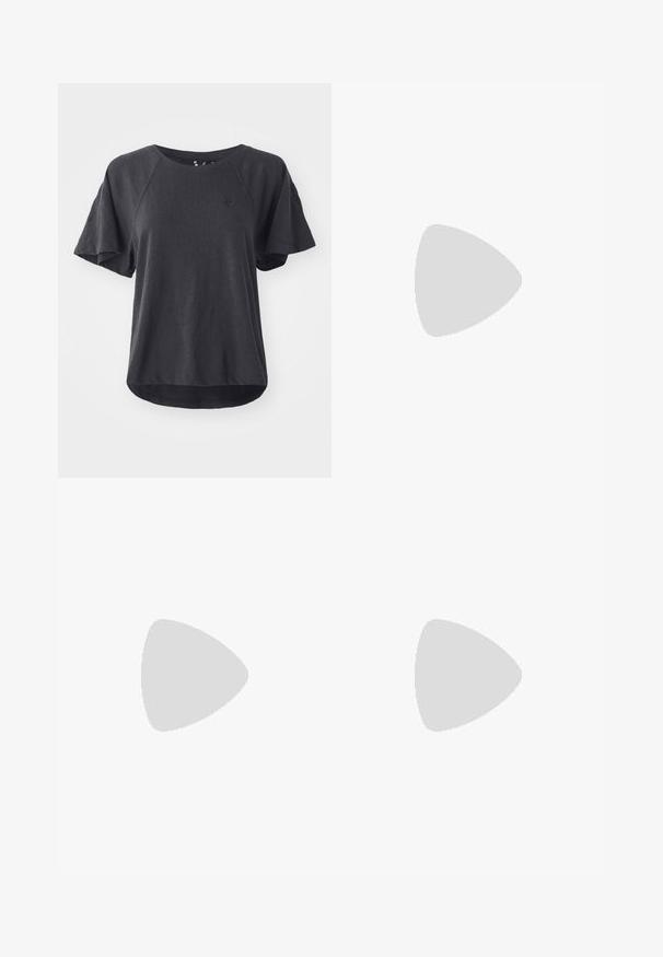 Fekete póló puha anyagból, kerek nyakkivágással, rövid raglánujjakkal és ívelt hemeléssel. Kis logó a mellrészen.; Széles szárú nadrág világosbarna anyagból, elasztikus derékkal és húzózsinórral, sima, texturált felülettel.; Fekete lakk bőr szandálkés magas sarkú cipő, hegyes orral és geometrikus tömbsarkakkal. Karcsú, minimalista dizájn és sima textúra jellemzi.; Fehér szintetikus kézitáska, háromszög alakú, lapos előlap, masni részlettel, állítható pánttal, sima textúrával és minimalista dizájnnal.