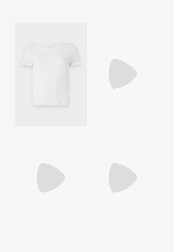 Biała bawełniana koszulka z okrągłym dekoltem i krótkimi rękawami. Materiał wydaje się gładki, o lekkiej teksturze i bez widocznych wzorów.; Jasnoniebieskie spodnie o szerokich nogawkach z elastycznym pasem. Gładka tekstura, jednolity wzór oraz lekko rozkloszowany dół z bocznymi rozcięciami.; Beżowe sneakersy z fakturowanymi kremowymi panelami i brązowymi paskami, w połączeniu z niebieskimi dżinsami. Dżinsy mają szerokie nogawki i postrzępione wykończenie.; Czarne plastikowe okulary przeciwsłoneczne z gradientowymi szarymi soczewkami, w dużym okrągłym kształcie, z białymi ramionami i delikatnym falowanym detalem na górze.; Brązowa skórzana torba na ramię z zaokrąglonymi krawędziami, z magnetycznym zapięciem i złotymi akcentami. Regulowany pasek dla większej wszechstronności.