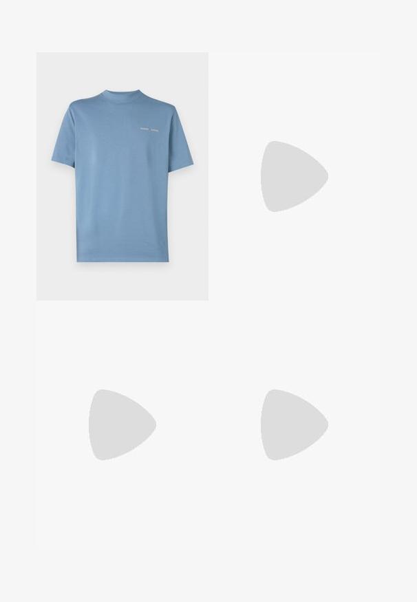 Tricou cu mâneci scurte de tip crewneck din bumbac albastru moale. Prezintă un text de logo alb minimal pe față, cusături plate și o croială normală.; Shorts griș, lungime până la genunchi, fabricate dintr-un material ușor; au un sistem de închidere cu buton, bucle pentru curea și buzunare laterale cu o textură netedă.; Adidași albi cu o suprafață din piele netedă și un profil jos. Au un vârf rotunjit, șase orificii pentru șireturi și o talpă din cauciuc texturată.; Jachetă bej deschis cu tiv elastic, asortată cu o cămașă verde și pantaloni negri. Poartă o geantă mică gri tip crossbody. Pantofi negri.