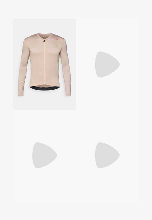 Kolesarska majica z dolgimi rokavi v svetli bež barvi, izdelana iz strukturirane in zračne tkanine. Ima sprednji zadrgo, poudarjen logotip in kontrastni rob.; Morska kolesarska kratka hlače z mrežastimi naramnicami, oblazinjenim sedežem in kontrastnimi modrimi poudarki. Odlikuje jih mešanica gladkega in teksturiranega blaga.; Sive in bele Nike teniske z usnjem z mrežasto zgornjo plastjo, gumijastim podplatom in bočno podporo. Postavljene blizu črne telovadne vrvi.; Nike torba za šport s temno sivo in črno zasnovo, ki vključuje velik bel znak, dva ročaja in nastavljiv ramenski trak.