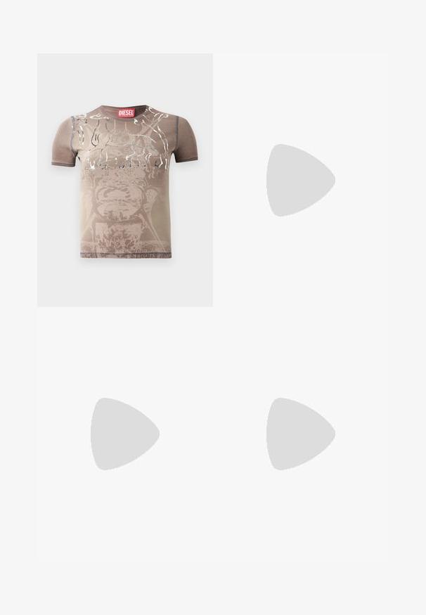 Bruine t-shirt met korte mouwen en een vervaagd grafisch ontwerp met zilveren accenten. Heeft een ronde halslijn en contrasterende stiksels. Merkenlabel zichtbaar.; Wijd been jeans in donkerdenim, met een gradient vervaging van donker naar lichtbruin, voorzien van een klassiek vijf-pocket ontwerp en metalen knoopsluiting.; Zwarte patenten leren slingback schoenen met een spitse neus, twee bandjes, gouden ronde accenten en een lage blokhak.; COACH BROOKLYN SHOULDER BAG 23 - Handtas - maple