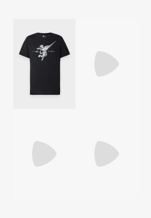 Juodas Nike marškinėliai su pilkosios spalvos sparnuoto angelo grafika, ilga Nike swoosh atsikišimu ir tekstu "nike sportswear ant pergalės sparnų."; Šviesiai mėlyni džinsiniai šortai klasikiniu siluetu. Turi penkis kišenes, oranžinės siūlės akcentus ir netvarkingus kraštus.; Baltos odinės sportinės bateliai su juodu Nike ženklų, plokščiomis raišteliais ir tekstūruotu guminiais padu. Suapvalintas pirštas ir paminkštintas apykaklė patogumui.; Juodas sportinis krepšys su lygiu audiniu, dviem užtrauktukais užsegamais skyreliais, paminkštintomis rankenomis ir dideliu baltu Nike logotipu priekyje.