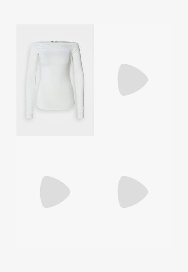 Bela majica z dolgimi rokavi in spodrto ramensko linijo. Iz gladkega blaga, z nabranimi detajli na ramenih in oprijetimi rokavi.; Svijetloplave traperice slobodnog kroja, s izbjeljenom završnom obradom, dva prednja džepa i kopčom na gumbe na pojasu.; Rjavi semiš slingback visoke pete s špičastim nosom, elegantnim dizajnom, izrezanimi stranicami in tankim stiletto peto.; Rjav trd etuij z zaobljeno obliko in gladko teksturo. Ima sponko na vrhu in minimalističen dizajn brez okraskov.