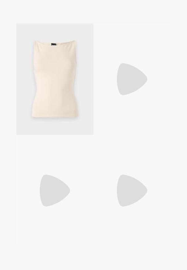 Beige tank topp med en tettsittende design laget av glatt og elastisk stoff. Bredere stropper og rund halslinning med minimale sømdetaljer.; Hvit knapp-up skjørt laget av lett stoff, med blonderkant og broderte mønstre ved nederste del og midtseksjoner.; Sorte lakkpumps med spiss tå, ankelstropp og tykk hæl. Glatt tekstur med en blank overflate.; Svart lærveske med en buet form, avtagbar stropp og gullbeslag. Vesken har et klaff med spenne-detall.