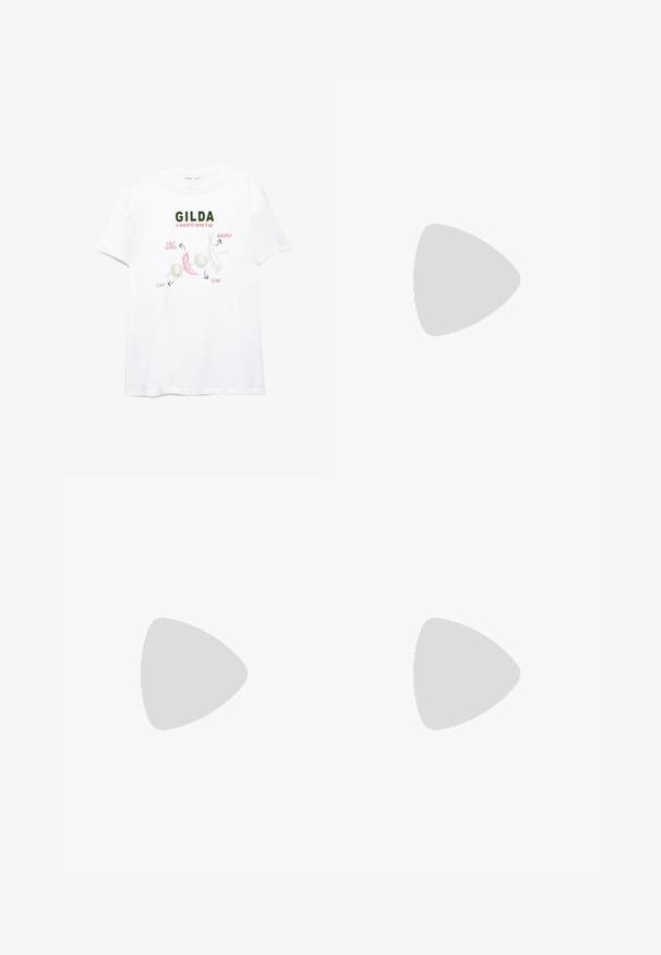 T-shirt en coton blanc avec le texte "GILDA" en vert, illustré d'un piment, de deux olives et d'une anchois. Manches courtes, coupe décontractée.; Shorts en denim rayés rose et blanc avec un design classique à cinq poches, présentant une fermeture à bouton sur le devant et une coupe droite.; Bottes noires montantes en matériau synthétique lisse. Elles comportent des boucles en métal argenté et un anneau d'accent. Talon carré épais.; Sac en osier tissé de couleur beige clair, en forme rectangulaire, avec une poche intérieure douce ; il est doté de deux longues poignées pour le transport.