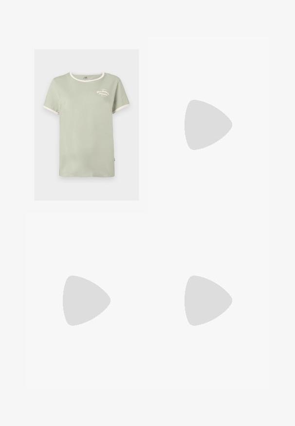 Minta zelena bombažna majica s krožnim izrezom, kontrastnim belim rebrastim robom in subtilnim belim vezenim napisom 'New Balance Athletics'.; Športne kratke hlače z visokim pasom v umirjeni zeleni barvi. Narejene so iz gladkega, raztegljivega materiala z ravnimi šivi in odsevnimi logotipnimi detajli.; Lahki športni čevlji z zgornjim delom iz mrežastega materiala in antilopa v nežnih kremnih tonih, z debelim podplatom in tridimenzionalnimi poudarki.; Črna crossbody torba z zadrgo, pravokotne oblike, izdelana iz blaga, z logotipom na sprednji strani, nastavljivim ramenskim trakom.