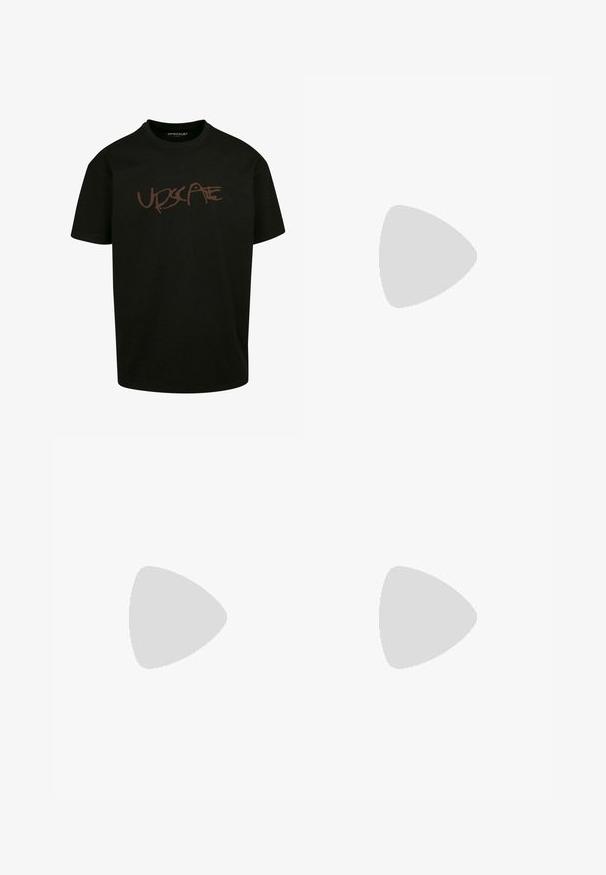 Upscale by Mister Tee GIZA TEE - Marškinėliai su spaudiniu - black; Juodos plačios kojinės džinsinės kelnės, pagamintos iš džinsinio audinio, su priekinėmis kišenėmis, mygtuko užsegimu ir švariu, minimalistišku dizainu be matomų raštų.; Balti odiniai sportiniai bateliai su perforacijomis, apvalia nosimi, plokščiu padu ir storomis raištelėmis, su matomu swoosh logotipu ir "AIR" ant kulno.; Juodas audinio petinis krepšys su lygiu paviršiumi, turintis kreivą dizainą, užtrauktuku uždaromą skyrių ir baltą logotipą priekyje.