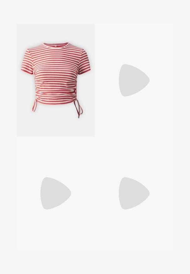 Crtasti crop top crvene i bijele boje s kratkim rukavima, rebrastom teksturom, naboranim stranama s vezicama, okruglim izrezom i prilagođenim dizajnom.; Svijetloplave traperice s flared nogavicama, visokog struka, s pet džepova i jednim dugmetom za zatvaranje. Mekani materijal s izblijedjelim izgledom.; Bijele lakirane Mary Jane cipele s debelim crnim potplatom, koje imaju trakicu preko nadlaktice i nose se s bijelim čarapama.; Even&Odd Ručna torba - pink