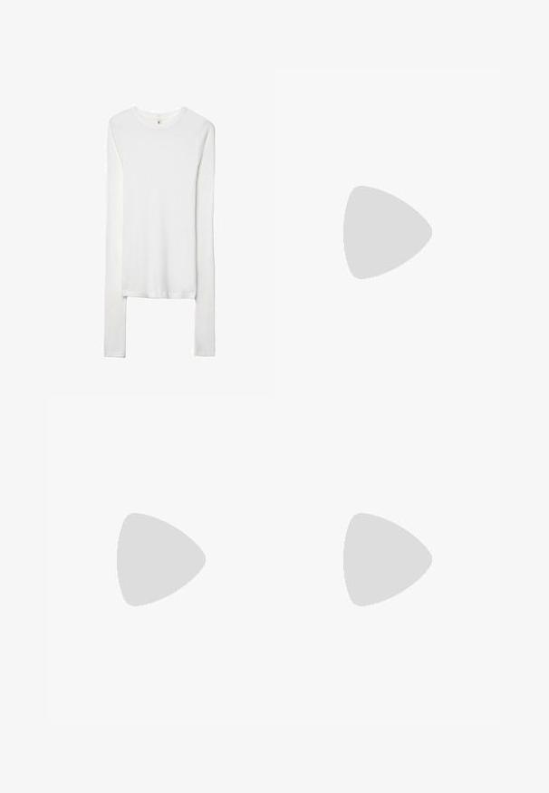Stradivarius Langarmshirt - white; Schwarze Capri-Hosen aus dehnbarem Stoff, mit Knopfverschluss, Gürtelschlaufen und einer glatten Textur, geeignet für legere oder formelle Anlässe.; Schwarze Leder-Stiletto-Pumps mit runder Spitze, ausgeschnittenen Seiten und blockiertem Absatz. Glatte Textur mit minimalem Design.; Dunkelbraune Wildleder-Handtasche mit verlängerten Griffen, einer strukturierten rechteckigen Form und einer glatten Textur. Verfügt über schräge Seitennaht und keine sichtbaren Beschläge.