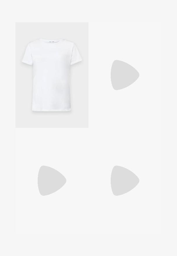 T-shirt blanc à manches courtes en coton avec un col ras du cou. Texture lisse et coupe droite, sans motifs ni accents.; Jean droit en denim bleu clair. Comprend cinq poches, une fermeture à bouton en métal et un léger délavage pour la texture.; Chaussure à talon haut en cuir noir avec un bout pointu, une silhouette épurée et un talon fin. Présente une texture lisse et des accents matériels minimaux.; Sac à main en cuir bleu avec une forme arrondie, une seule bandoulière, fermeture zippée et nom de la marque en relief sur le devant. Texture lisse.