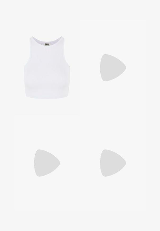 Witte geribbelde crop tanktop met brede schouderbanden en een ronde halslijn. Beschikt over een zachte textuur en een minimalistisch ontwerp zonder patronen.; Wijde broek van lichtgewicht stof, met een beige basis en een bruin en zwart tijgerstreep patroon, en zijzakken.; Bruine leren botenschoenen met een stevige bruine rubberen zool, gouden ogen en contraststiksels. Heeft een logo aan de zijkant.; Bruine faux leren schoudertas met een gebogen vorm, minimale stiksels en een gouden hardware-accent. Voorzien van een bovenste ritsluiting en een verstelbare schouderband.