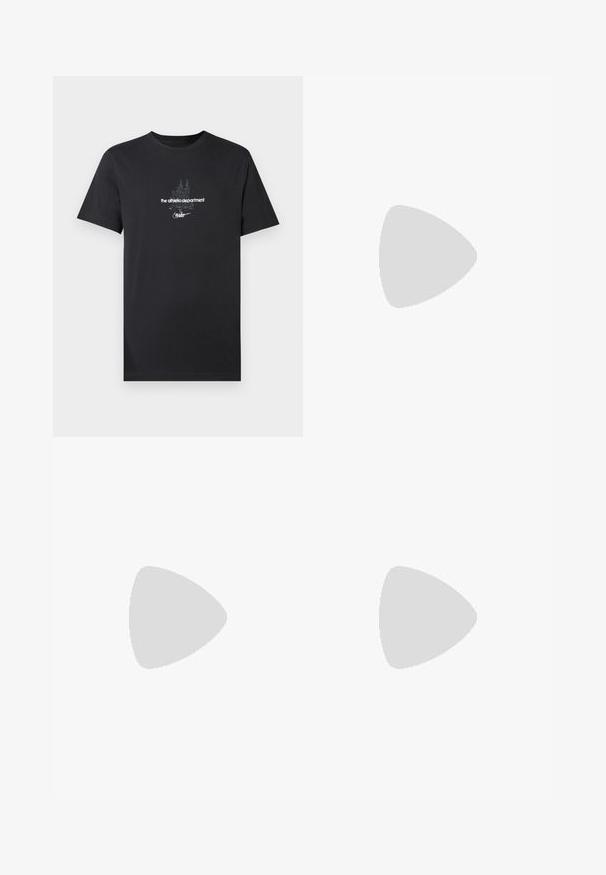 Črna bombažna majica s kratkimi rokavi, na kateri je bel grafični dizajn z besedilom, vključno z napisom "the athletic department" in "nike".; Temno modri bombažni kratki hlače z elastičnim pasom in nastavljivo vrvico. Imajo stranske žepe in majhen logotip na robu.; Črne športne čevlje z teksturirano tkanino in gumijastimi podplati, ki imajo elastične vezalke ter modre poudarke na peti. Nosi se z lahkimi denim hlačami.; Kovinske očala z ovalnim okvirjem, srebrnimi obroči in prozornimi lečami. Tanke, ravne ročke z črnimi konicami, minimalističen dizajn.