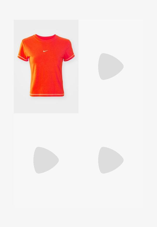Červené skrátené tričko vyrobené z bavlny, s rebrovaným okrúhlym výstrihom a krátkymi rukávmi. Na prednej strane zobrazuje malé biele logo Nike.; Biele bavlnené nohavice so strihom rovného nohavého, s gombíkovým zapínaním, bočnými vreckami a voľným strihom. Hladká textúra.; Biele športové topánky s prešívaným vzorom, čierny Nike swoosh a výrazná čierna grafika "90" na boku, v kombinácii s khaki nohavicami.; Súprava strieborných náušníc: dva oválne pecky a dva polkruhové kruhy, s lesklým, hladkým povrchom a zaobleným tvarom.
