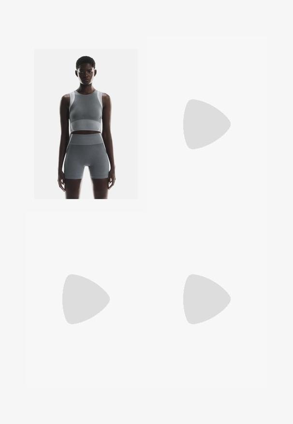 Šedá súprava activewear obsahujúca skrátený top na ramená a šortky s vysokým pásom. Materiál je rebrovaný s kontrastnými bielymi akcentmi a bezšvovým dizajnom.; Vysoké olivovo zelené šortky vyrobené z hladkej, elastickej tkaniny. Majú ploché švy a priliehavý strih pre pohodlie a flexibilitu.; Ľahká teniska s vrchom z nylonovej sieťoviny a zamatovej kože v jemných krémových odtieňoch, so robustnou podrážkou a trojrozmernými akcentmi.; Čierna taška s krivým, hobo tvarom, textúrovaná tkanina s kovovými nitmi. Jediná horná rukoväť, zipsové uzavretie a mäkký silueta.