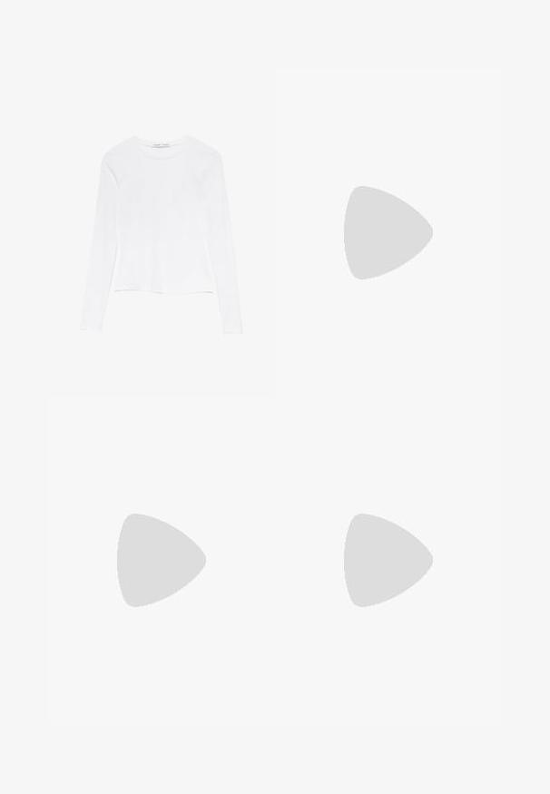 Maglietta bianca a maniche lunghe con scollatura rotonda. Presenta un design aderente, una texture di tessuto liscia e un orlo leggermente accorciato.; Leggings neri a vita alta realizzati in tessuto elastico, con un design senza cuciture e un piccolo logo sulla parte inferiore della gamba sinistra.; Zoccolo verde oliva con cinturino regolabile ampio e fibbia bronzea, soletta in sughero e suola in gomma nera.; Occhiali da sole neri oversize con lenti ovali, montatura in plastica liscia e accenti dorati sulle tempie. Le lenti scure offrono protezione dal sole.