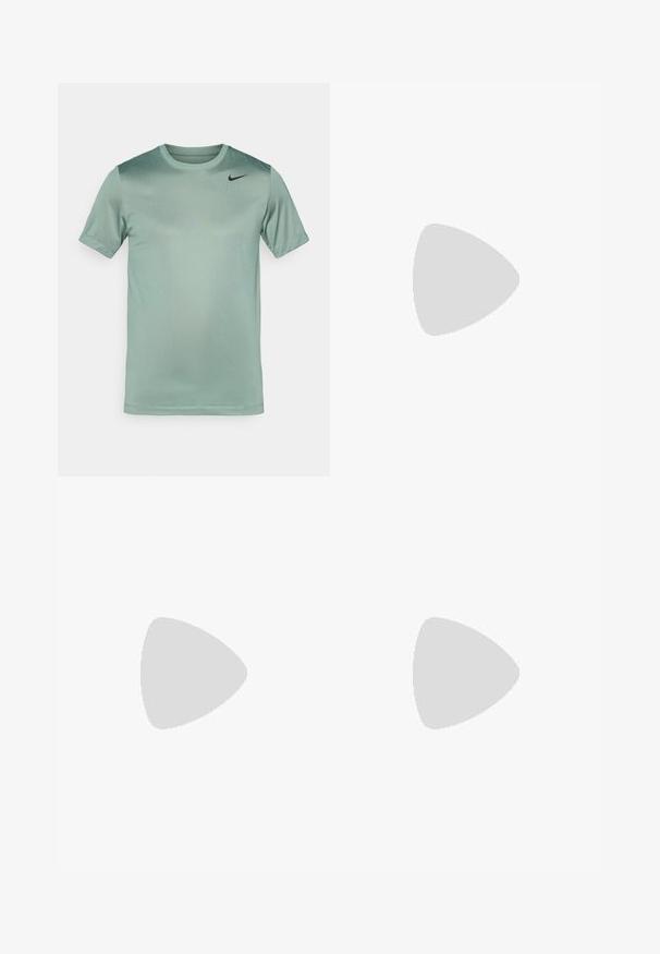 Gaiši zaļš Nike T-krekls, īsas piedurknes, apaļa kakla izgriezums, gluda faktūra, ar smalku gradientu un melnu swoosh logotipu uz kreisā pleca.; Brūni brīvie šorti ar sietu stiegrojumu, ar polsterētu sēžamvietu un kontrastējošu šuvumu. Gluda teksturēta auduma, pielāgota forma riteņbraukšanai.; Nike sporta apavi baltā krāsā ar melnu swoosh. Iezīmē augstu konstrukciju, teksturētu virsu un izturīgu gumijas zoli.; Melnas, bezpirkstu treniņu cimdus ar regulējamu plaukstas siksnu. Iezīmēta teksturēta saķere un izteiksmīgs logo aizmugurē. Izturīgs materiāls.