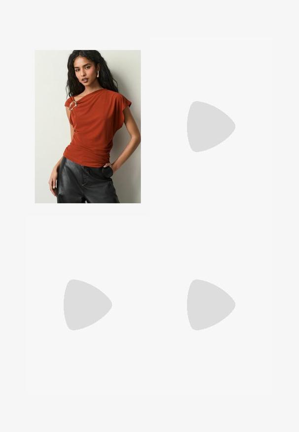 Rostfarbendes T-Shirt mit drapiertem Stoff, asymmetrischem Ausschnitt und einem dekorativen goldfarbenen Broschen-Detail an einer Schulter. Kombiniert mit schwarzen Hosen.; Schwarze Hose mit geradem Schnitt, ausgestattet mit Fronttaschen und Seitenschlitzen am Saum. Hergestellt aus weichem, glattem Stoff. Geeignet für verschiedene Anlässe.; Burgunderfarbene Slingback-Pumps mit spitzer Zehe und Mesh-Obermaterial. Verfügen über einen schlanken Absatz und ein Ausschnittdesign, das eine elegante Silhouette bietet.; Burgunderleder-Handtasche mit einem weichen, gerafften Design und einer gerundeten Form. Der Griff ist gesichert und zeigt eine glatte Textur.