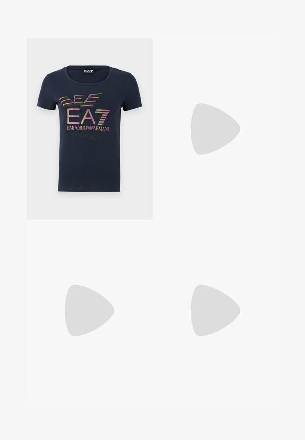 Marineblaue Baumwoll-T-Shirt mit kurzen Ärmeln und rundem Halsausschnitt. Mit einem mehrfarbigen EA7 Emporio Armani-Logo auf der Vorderseite bedruckt.; Weißes, weit geschnittenes Jeansmodell aus Denim, mit hoher Taille, vorderem Knopfverschluss und vier Taschen. Glatte Textur ohne sichtbare Muster.; Schwarze Leder-Ballettschuhe mit abgerundeter Spitze, glatter Textur, minimalen Nähdetails und einem flexiblen Sohlen-Design.; Braune Ledertasche mit Klappenverschluss, Beschlägen in Goldfarbe, einem Schultergurt und einer glatten Oberfläche. Kompakte rechteckige Form.