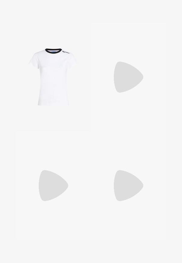 Camiseta blanca de algodón con manga corta, cuello de canalé negro y logotipo de texto negro en el hombro izquierdo. Corte clásico, textura suave.; Jeans de mezclilla anchos de color azul claro con un acabado desgastado, adornados con tachuelas plateadas dispuestas en patrones circulares en la parte frontal.; Sandalias de tacón alto de charol negro con múltiples correas, correa en el tobillo, punta afilada y un detalle de hardware en tono dorado.; Bolso de mano a rayas en blanco y negro con una forma estructurada, que cuenta con un asa superior, una correa de cadena desmontable y un acento de logo metálico.