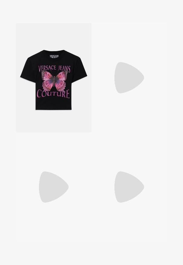 Zwarte katoenen t-shirt met een grote roze vlinderafbeelding met paarse accenten en de tekst "VERSACE JEANS COUTURE" in vette, glinsterende letters.; Bloemgedessineerde broeken met een zwarte basis, levendige rode, paarse en blauwe accenten, met een rechte pasvorm en decoratieve riemdetail.; Chunky sneaker met zwarte zool, witte en zwarte bovenkant, roze veters, roze interieur en "Versace Jeans Couture" branding op de zijkant en hiel.; Zwarte zonnebril met een chunky frame, voorzien van gouden hardware accenten en logodetails op de tempels. De lenzen zijn donker en rechthoekig.