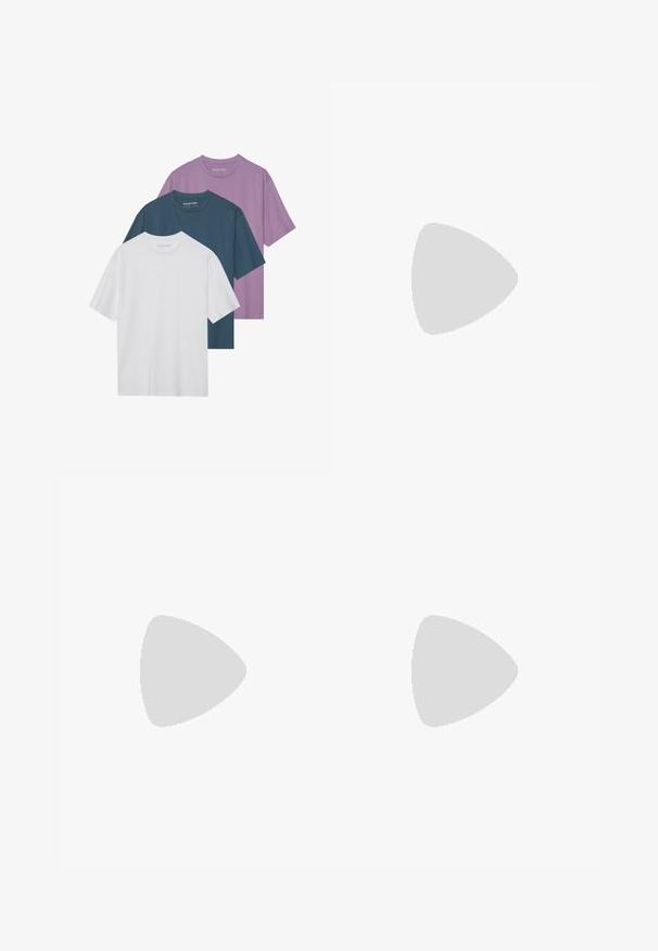 Tres camisetas de manga corta en blanco, verde azulado oscuro y púrpura claro. Tejido de algodón suave con cuellos redondos y sin patrones visibles.; Pantalones cortos de algodón negros con una cintura elástica y cordón. Presenta un bordado en gris de una calavera y huesos cruzados en el lado inferior.; Zapatillas deportivas negras con texturas brillantes y de malla, que presentan una suela gruesa y cordones, combinadas con pantalones cargo holgados de color verde oliva.; Bolso de hombro negro acolchado con una textura suave, llevado por una persona con una camiseta gráfica blanca con texto en negrita. Conjunto casual con vaqueros.