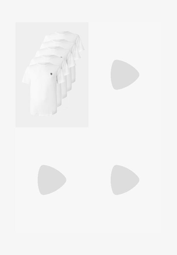 T-shirt bianche di cotone con collo a giro, maniche corte e un piccolo emblema nero sul petto. Cinque magliette esposte in un' disposizione impilata.; Jeans a gamba larga in denim blu chiaro con un motivo di scoloritura, cinque tasche e chiusura con zip. Presentano un bottone e passanti per la cintura in vita.; Sneakers bianche con tomaia in pelle strutturata, dettagli grigi e un tallone nero. Suola in gomma color naturale con marchiatura discreta. Design a taglio basso.; Borsa da viaggio nera con manici spessi e una tracolla removibile. Realizzata in tessuto liscio, presenta una chiusura a zip e un design minimalista.; Set di cinque anelli in argento di diversi design: banda liscia, bande impilate, banda attorcigliata e uno con un'inserto nero. Texture e finiture miste.