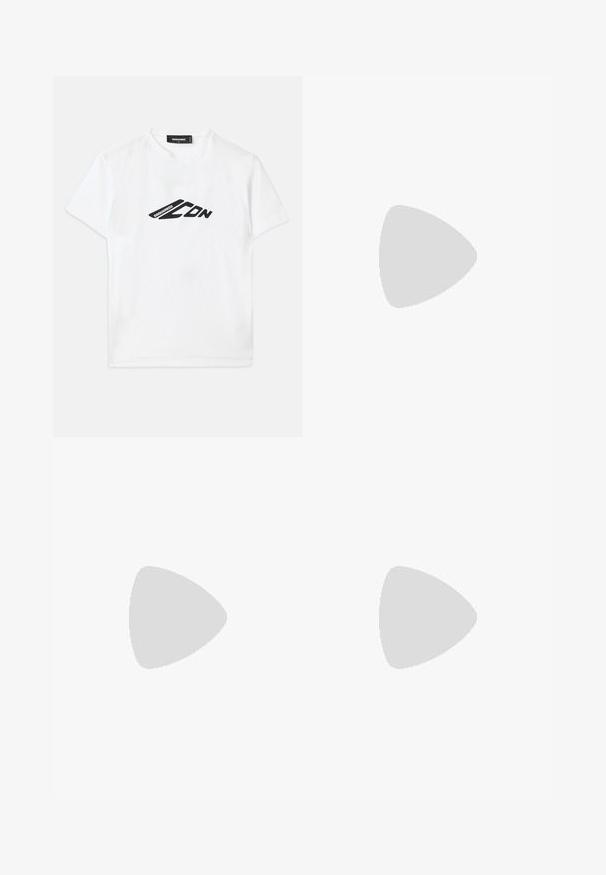 Weißes Baumwoll-T-Shirt mit einem schwarzen Logodruck auf der Vorderseite. Klassischer Rundhalsausschnitt und kurze Ärmel mit lockerer Passform.; Khaki Cargo-Hosen aus leichtem Stoff, mit seitlichen Cargo-Taschen, einem Knopfverschluss und elastischen Bündchen an den Knöcheln.; Schwarzer Leder-Slingback-Schuh mit spitz zulaufender Zehenpartie, dekorativen Riemen mit METALLÖSEN und niedrigem Blockabsatz. Strukturelle Oberfläche.; Schwarze Lederhandtasche mit Nietenakzenten, rechteckiger Form, zwei Vordertaschen und einem gebogenen Tragriemen. Details mit Schnallen- und Druckknopfverschluss.