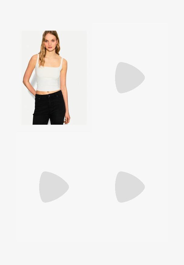 Bílý přiléhavý crop top se čtvercovým výstřihem a úzkými ramínky, nošený s černými džíny s vysokým pasem. Hladká, elastická tkanina.; Tmavě šedé džínové kalhoty s širokým střihem, vyrobené z denimu, s vysokým pasem, pěti kapsami a viditelným prošíváním podél švů.; Černé lakované baleríny s špičatou špičkou, dekorativní mašlí v přední části a texturovanou gumovou podrážkou.; Hnědé želvovinové sluneční brýle s obdélníkovými rámy, tmavými skly a silnými stranami. Lesklý povrch s jemnými světelnými akcenty.; Černá kožená kabelka s pletenými rukojetmi, kapsou na zip a visícími třásněmi. Texturovaný povrch s kovovými hroty a kovovými akcenty.