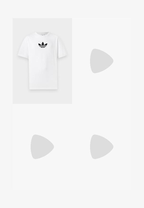 Biely bavlnený tričko s čiernym logom Adidas v strede. Krátke rukávy a okrúhly výstrih. Hladká textúra.; Kargo šortky v olivovo zelenej farbe, vyrobené z bavlny, s dvoma bočnými vreckami, zapínaním na gombík a rovný strih nohavíc.; Športové topánky s bielym koženým zvrškom, šedou semišovou špičkou a tromi čiernymi pruhmi. Obsahujú modré logo na jazyku a štruktúrovanú gumovú podrážku.; Osoba drží béžovú tašku Adidas s tmavozelenými uchami, na sebe má svetlošedé nohavice a čierne tenisky na zelenej podlahe.