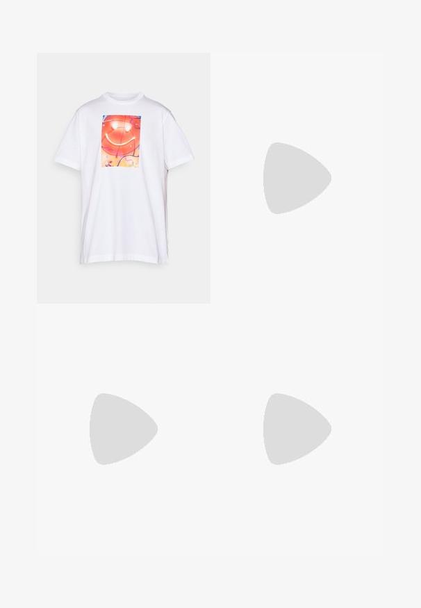 Fehér rövidujjú póló színes mosolygó kosárlabda grafikával, amely neonfény hatású piros, narancssárga, rózsaszín és kék árnyalatokban pompázik.; PULL&BEAR MEGA BAGGY - Túlméretezett farmernadrág - black; Piros sportcipők, textúrált mintázattal, fekete felsőrésszel, sima gumitalppal és fűzőkkel. Jelentős vízszintes csíkok az oldalakon.; Fehér műanyag napszemüveg nagy ovális lencsékkel, szürkére árnyékolva. Fekete fülre csúszó betétekkel és egy kis logóval a kereten. Simább felület.