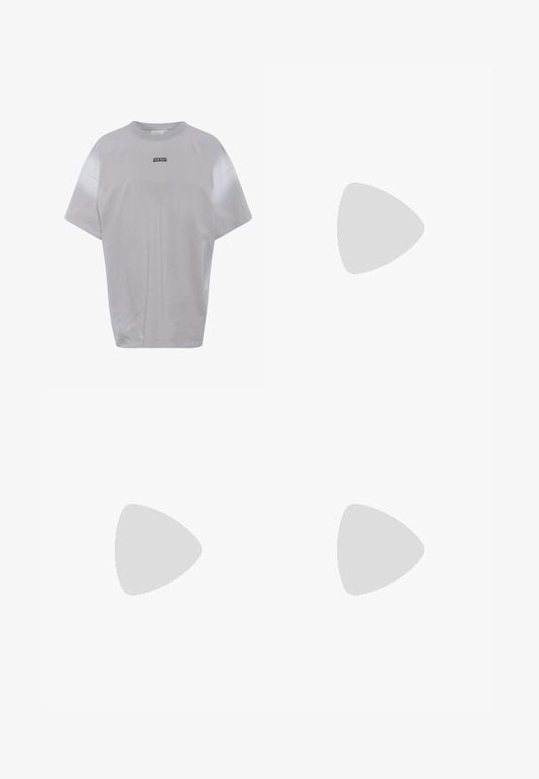 Lichtgrijs T-shirt met korte mouwen, featuring een ronde hals, een losvallende pasvorm en een klein zwart logo op de voorkant. Soepele katoenen stof.; Witte wijde broekspijpen gemaakt van lichte stof, met een elastische tailleband, trekkoord en zijzakken zonder zichtbare patronen.; Suède sneakers in bruin en crème, met een uniek zigzagdesign, beige veters en een gumrubberen zool. Metallic accenten op de hiel.; Mango Shopper - dark brown