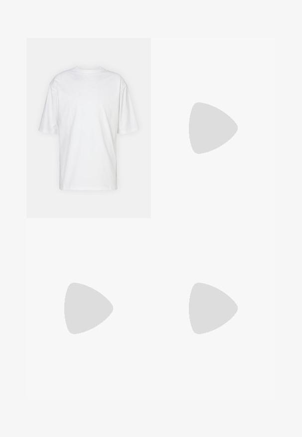 Weißes Baumwoll-T-Shirt, kurze Ärmel, Rundhalsausschnitt, lockere Passform, ohne sichtbare Muster, mit einem dezent geprägten Logo auf der Vorderseite.; Beige Cargo-Hosen mit weitem Bein, tailliertem Bund, zwei seitlichen Taschen und Kniepatches. Glatte Textur mit verstärkten Nähdetails.; Weiße und silberne Radschuhe mit einem Obermaterial aus Mesh, strukturierten Akzenten, verstellbaren Riemen und einer Gummisohle für Grip und Stabilität.; Stilvolle schwarze Sonnenbrille mit blauen verspiegelten Gläsern, quadratischen Fassungen und blauen Akzenten an den Schläfen. Hergestellt aus leichtem Kunststoffmaterial.